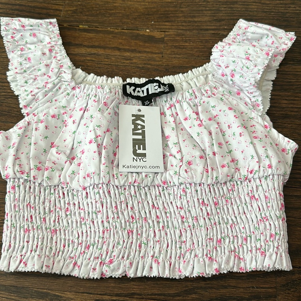 Katie J NYC floral top. NWT. Size tween XL
